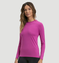 Laden Sie das Bild in den Galerie-Viewer, Model Front: Uv Line T-Shirt Longsleeve Uvpro Fem Pink Upf50+
