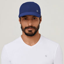 Laden Sie das Bild in den Galerie-Viewer, Model Front: Uv Line Casquette Cap Uv Pro Masc Navy Blue Upf50+
