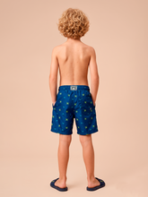 Laden Sie das Bild in den Galerie-Viewer, Model Back: Uv Line Maillot De Bain Garçon Shorts Acqua Kids Pirates Fun Upf50+

