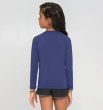 Laden Sie das Bild in den Galerie-Viewer, Model Back: Uv Line T-Shirt Longsleeve Uvpro Kids Navy Blue Upf50+
