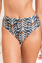 Laden Sie das Bild in den Galerie-Viewer, Gallery: Rio De Sol Bas Bottom Ikat Hotpants
