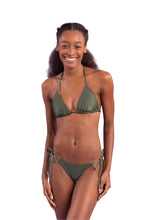Laden Sie das Bild in den Galerie-Viewer, Model Front: Rio De Sol Bas Bottom Shimmer-Croco Cheeky-Tie
