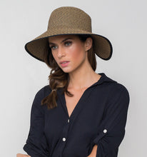 Laden Sie das Bild in den Galerie-Viewer, Model Front: Uv Line Chapeau Souple/Capeline Hat Santorini Imp Fem Mescla Upf50+
