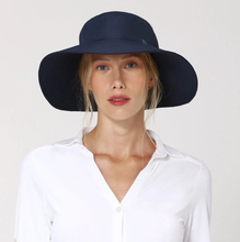 Laden Sie das Bild in den Galerie-Viewer, Model Front: Uv Line Chapeau Souple/Capeline Hat Lyon Nac L Fem Navy Blue Upf50+

