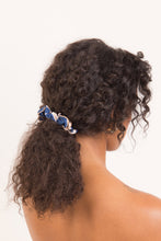 Laden Sie das Bild in den Galerie-Viewer, Model Front: Rio De Sol Chouchou Pottery Scrunchie
