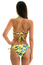 Laden Sie das Bild in den Galerie-Viewer, Model Back: Rio De Sol Bas Bottom Lemon Flower Transpassado
