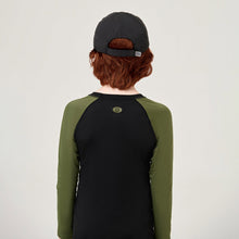 Laden Sie das Bild in den Galerie-Viewer, Model Back: Uv Line Casquette Cap Teens Colors Inf Black Upf50+
