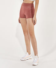Laden Sie das Bild in den Galerie-Viewer, Model Front: Alto Giro Fitness Bas Shorts Meia Malha Recortes Rib Rosa Hug
