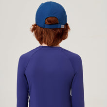 Laden Sie das Bild in den Galerie-Viewer, Model Back: Uv Line Casquette Cap Teens Colors Inf Navyblue Upf50+
