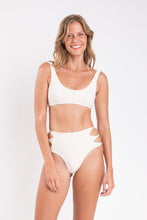 Laden Sie das Bild in den Galerie-Viewer, Model Front: Rio De Sol Bas Bottom Malibu-Natural Highwaist-Spin
