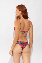 Laden Sie das Bild in den Galerie-Viewer, Model Back: Rio De Sol Bas Bottom Coral-Feline Leblon
