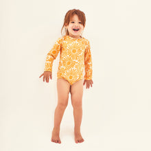 Laden Sie das Bild in den Galerie-Viewer, Model Front: Uv Line Maillot De Bain Bébé Baby Solar Amarelo Upf50+
