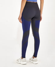 Laden Sie das Bild in den Galerie-Viewer, Model Back: Alto Giro Fitness Bas Legging Sem Costura Emana Bicolor Preto
