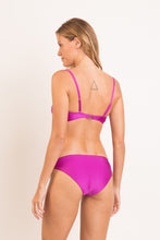 Laden Sie das Bild in den Galerie-Viewer, Model Back: Rio De Sol Bas Bottom Shimmer-Gaia Essential-Comfy
