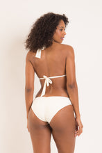 Laden Sie das Bild in den Galerie-Viewer, Model Back: Rio De Sol Bas Bottom Off-White Mel-Comfy
