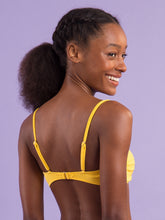 Laden Sie das Bild in den Galerie-Viewer, Image 11: Rio De Sol Haut Top Malibu-Yellow Bandeau-Duo
