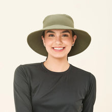 Laden Sie das Bild in den Galerie-Viewer, Model Front: Uv Line Bob Hat California Nac Fem Green Militar Upf50+

