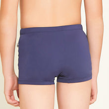 Laden Sie das Bild in den Galerie-Viewer, Model Back: Uv Line Maillot De Bain Garçon Trunks Kids F Inf Navy Blue Upf50+
