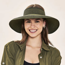 Laden Sie das Bild in den Galerie-Viewer, Model Front: Uv Line Visière Visor Siena Imp Fem Militar Green Upf50+
