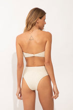 Laden Sie das Bild in den Galerie-Viewer, Model Back: Rio De Sol Bas Bottom Brisa-Offwhite Hotpants
