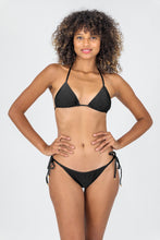 Laden Sie das Bild in den Galerie-Viewer, Model Front: Rio De Sol Ensemble Set Shimmer-Black Tri-Inv Ibiza-Comfy
