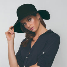 Laden Sie das Bild in den Galerie-Viewer, Model Front: Uv Line Chapeau Souple/Capeline Hat Santorini Imp Fem Black Upf50+
