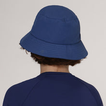 Laden Sie das Bild in den Galerie-Viewer, Model Back: Uv Line Bob Hat Basic Kids Inf Navy Blue Upf50+
