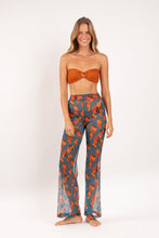 Laden Sie das Bild in den Galerie-Viewer, Model Front: Rio De Sol Pantalon De Plage Luma Pants Lana
