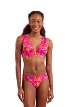 Laden Sie das Bild in den Galerie-Viewer, Model Front: Rio De Sol Haut Top Flavors Halter-Marina
