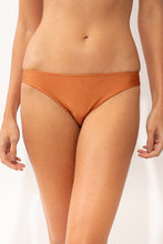 Laden Sie das Bild in den Galerie-Viewer, Gallery: Rio De Sol Bas Bottom Shimmer-Nocciola Essential-Comfy
