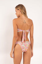 Laden Sie das Bild in den Galerie-Viewer, Model Back: Rio De Sol Haut Top Ditsy-Sky Mavi
