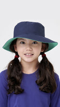 Laden Sie das Bild in den Galerie-Viewer, Model Front: Uv Line Chapeau Souple/Capeline Hat California Inf Navy Blue Lagoa Upf50+
