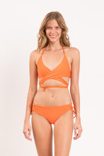 Laden Sie das Bild in den Galerie-Viewer, Model Front: Rio De Sol Haut Top Dende Kate
