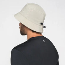 Laden Sie das Bild in den Galerie-Viewer, Model Back: Uv Line Bob Hat Toronto Colors Masc Sand Upf50+
