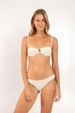 Laden Sie das Bild in den Galerie-Viewer, Model Front: Rio De Sol Haut Top Brisa-Offwhite Juliette

