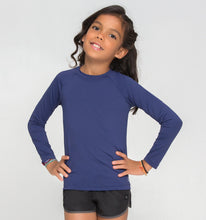 Laden Sie das Bild in den Galerie-Viewer, Model Front: Uv Line T-Shirt Longsleeve Uvpro Kids Navy Blue Upf50+

