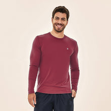 Laden Sie das Bild in den Galerie-Viewer, Model Front: Uv Line T-Shirt Longsleeve Uvpro Masc Vermelho Queimado Upf50+
