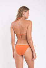 Laden Sie das Bild in den Galerie-Viewer, Model Back: Rio De Sol Bas Bottom Ocre Ibiza-Comfy
