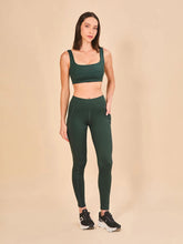 Laden Sie das Bild in den Galerie-Viewer, Model Front: Uv Line Fitness Bas Legging Fit Aspen Green Cactus Upf50+
