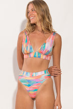 Laden Sie das Bild in den Galerie-Viewer, Gallery: Rio De Sol Ensemble Set River Halter-Cos Hotpant-Cos
