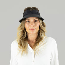 Laden Sie das Bild in den Galerie-Viewer, Model Front: Uv Line Visière Visor Granada Eva Fem Matte Black Upf50+
