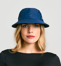Laden Sie das Bild in den Galerie-Viewer, Model Front: Uv Line Casquette Visor Nice Fem Navy Blue Upf50+
