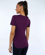 Laden Sie das Bild in den Galerie-Viewer, Model Back: Alto Giro Fitness Haut T-Shirt Skin Fit Inspiracionais Roxo
