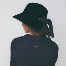 Laden Sie das Bild in den Galerie-Viewer, Model Back: Uv Line Chapeau Souple/Capeline Hat Santorini Imp Fem Black Upf50+
