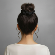 Laden Sie das Bild in den Galerie-Viewer, Model Back: Rio De Sol Chouchou Nero Scrunchie
