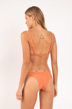 Laden Sie das Bild in den Galerie-Viewer, Model Back: Rio De Sol Bas Bottom Sand-Argila Leblon
