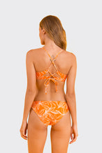 Laden Sie das Bild in den Galerie-Viewer, Model Back: Rio De Sol Ensemble Set Trail-Orange Tank-Tie Essential-Comfy
