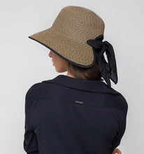 Laden Sie das Bild in den Galerie-Viewer, Model Back: Uv Line Chapeau Souple/Capeline Hat Santorini Imp Fem Mescla Upf50+
