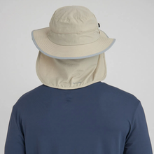 Laden Sie das Bild in den Galerie-Viewer, Model Back: Uv Line Chapeau Legionnaire Chapeu Kansas Nac Areia/Cinza
