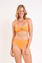 Laden Sie das Bild in den Galerie-Viewer, Model Front: Rio De Sol Bas Bottom Bio-Laranjada Amy

